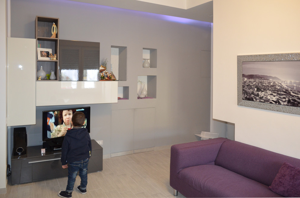 Modelo de salón para visitas abierto contemporáneo pequeño con paredes grises, suelo de baldosas de porcelana y pared multimedia
