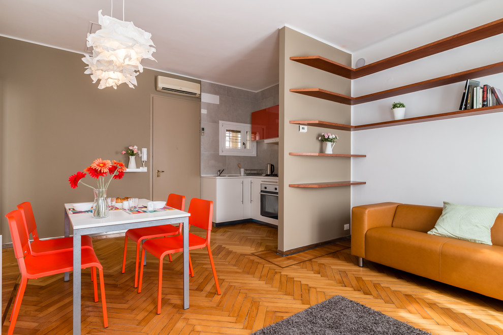 Immagine di un soggiorno design aperto con pareti marroni e pavimento in legno massello medio