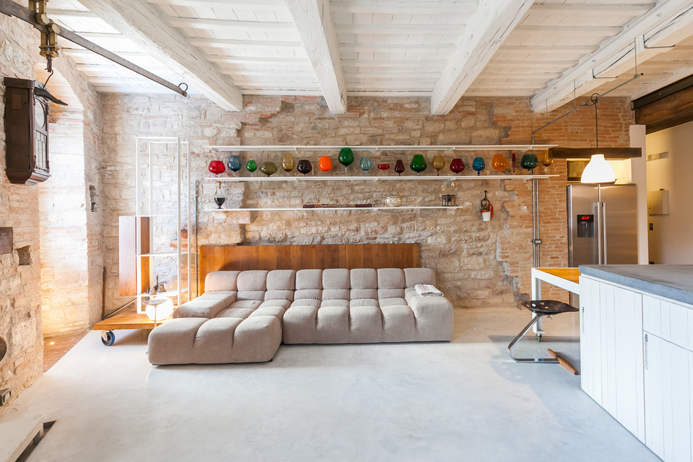 Imagen de salón campestre con paredes beige y suelo de cemento