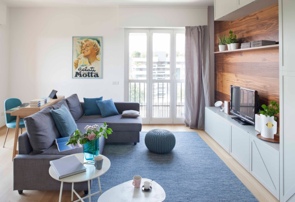 Foto di un grande soggiorno minimal con pareti bianche, TV autoportante e pavimento beige
