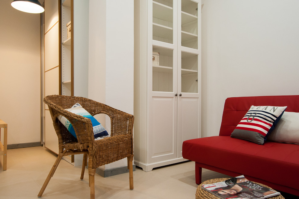 Immagine di un soggiorno stile marino di medie dimensioni e aperto con pareti bianche, pavimento in gres porcellanato e pavimento beige