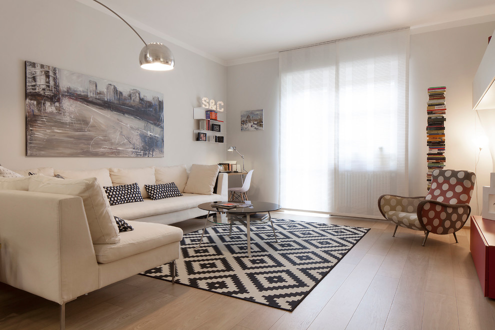 Geräumiges, Offenes Modernes Wohnzimmer mit grauer Wandfarbe und hellem Holzboden in Turin