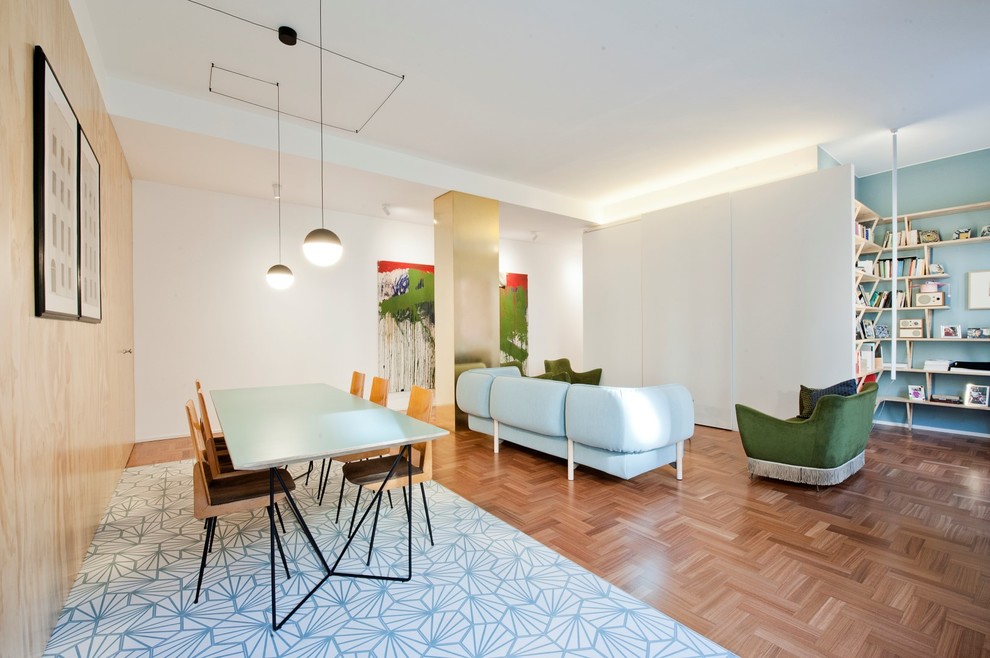 Idee per un soggiorno scandinavo di medie dimensioni con pareti bianche, pavimento in cemento, TV nascosta e pavimento bianco