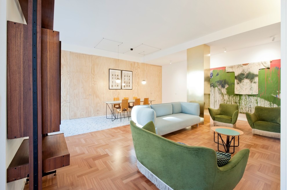 На фото: гостиная комната среднего размера в скандинавском стиле с белыми стенами, бетонным полом, скрытым телевизором и белым полом с