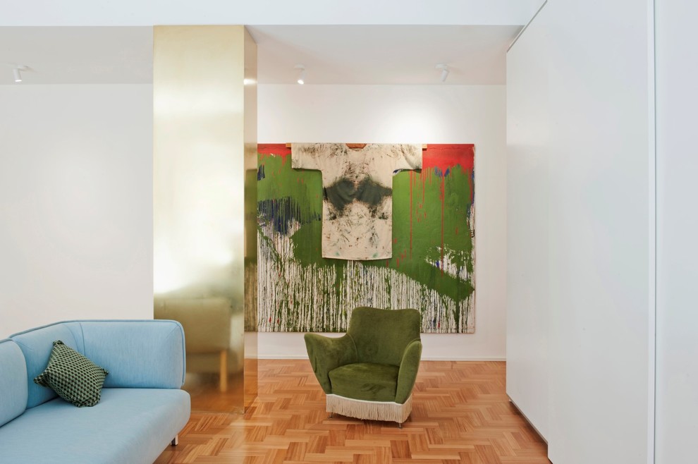 Стильный дизайн: гостиная комната среднего размера в скандинавском стиле с синими стенами, бетонным полом, скрытым телевизором и синим полом - последний тренд