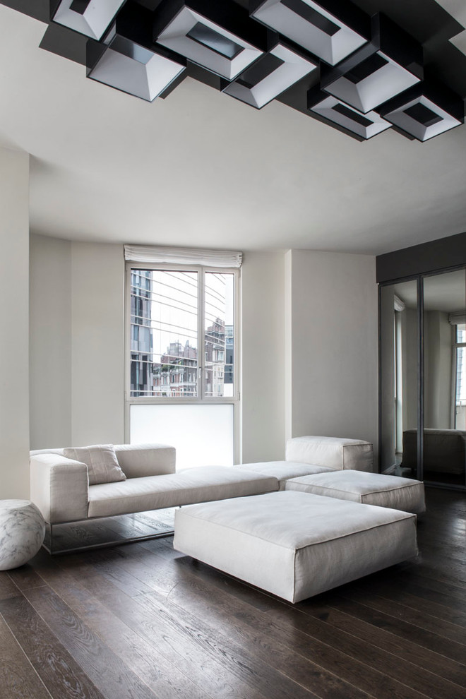 Modernes Wohnzimmer mit weißer Wandfarbe und dunklem Holzboden in Mailand