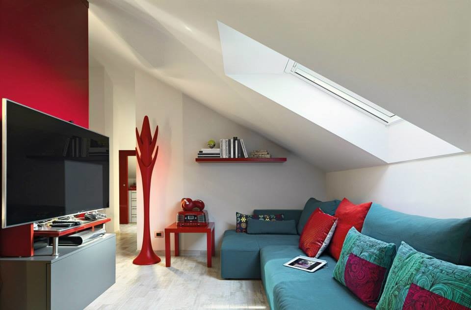 Exemple d'une petite salle de séjour moderne ouverte avec un mur rouge, un sol en carrelage de porcelaine, un téléviseur fixé au mur et un sol gris.