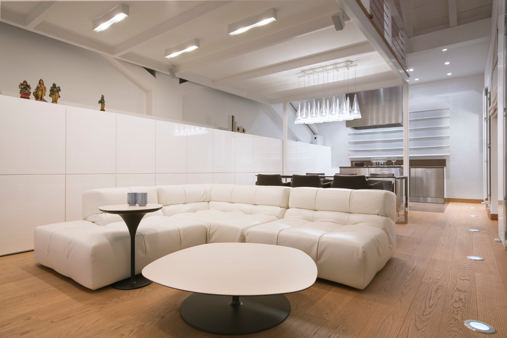 Esempio di un grande soggiorno contemporaneo con pareti bianche e pavimento in legno massello medio
