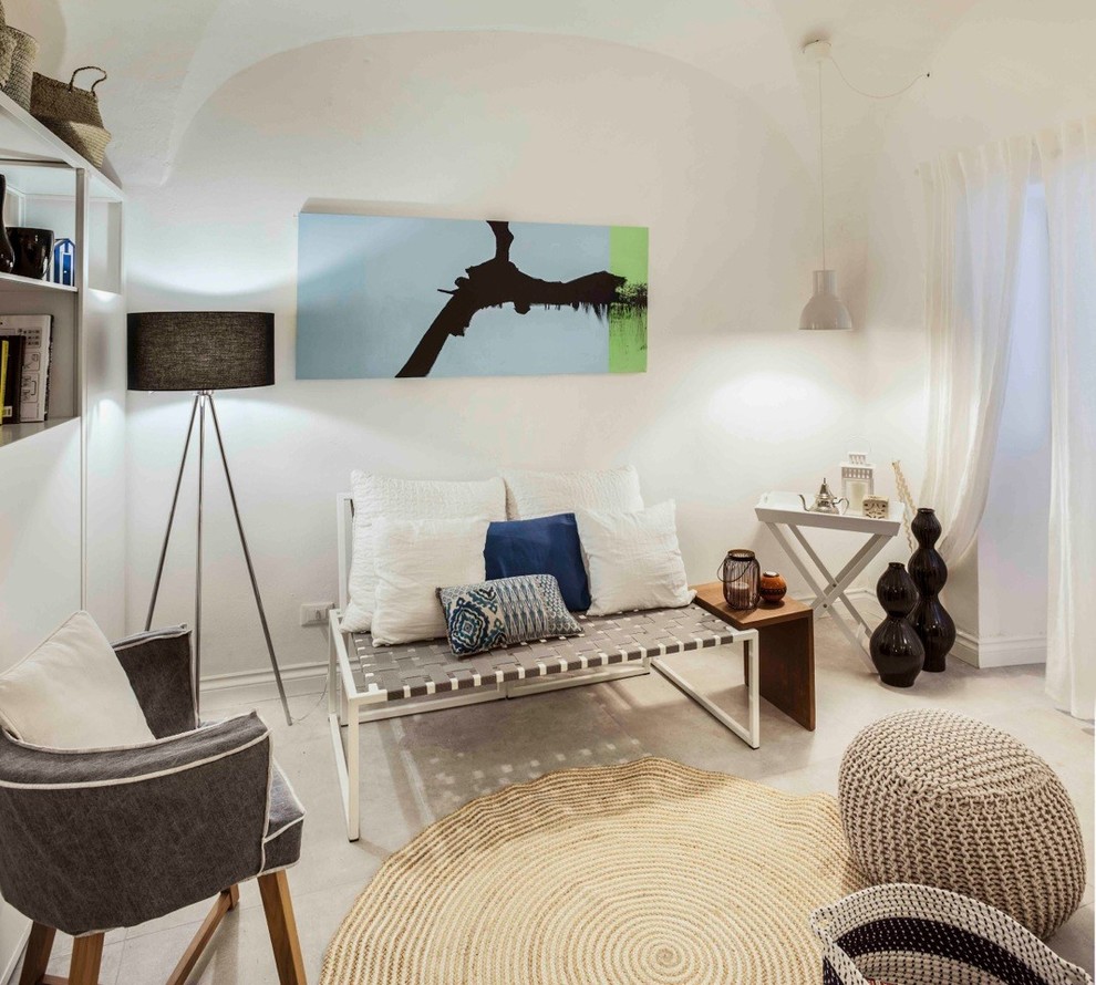 Immagine di un soggiorno stile marino chiuso con pareti bianche, pavimento in gres porcellanato e pavimento beige