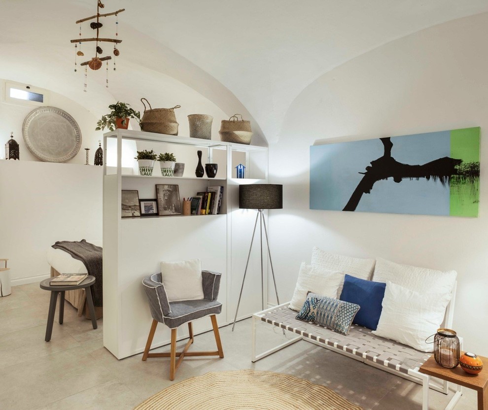 Idee per un soggiorno costiero chiuso con pareti bianche, pavimento in gres porcellanato e pavimento beige