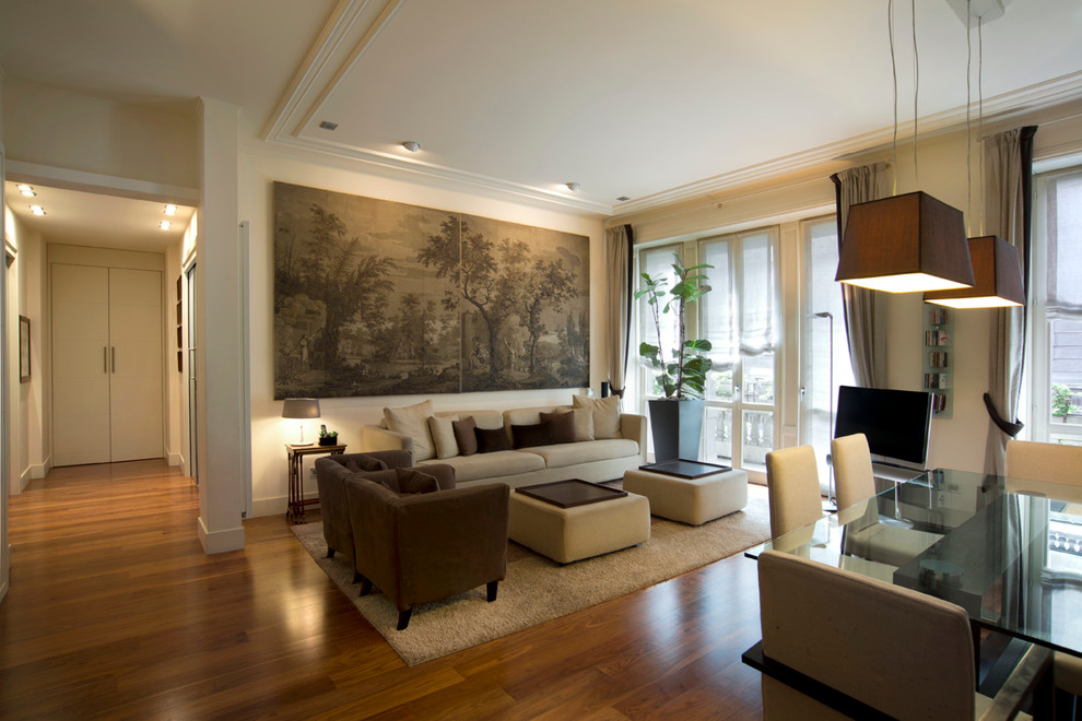 Exemple d'un grand salon chic avec un mur blanc et un sol en bois brun.