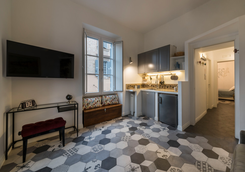 Idee per un soggiorno bohémian di medie dimensioni e chiuso con pareti bianche, pavimento in gres porcellanato, TV a parete e pavimento nero