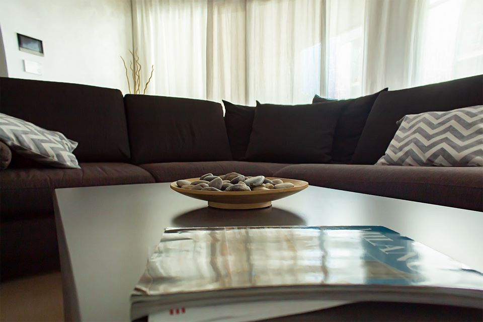 Foto di un soggiorno minimalista