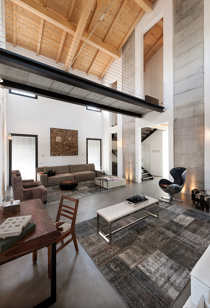 Geräumiges Industrial Wohnzimmer im Loft-Stil mit weißer Wandfarbe, Betonboden und grauem Boden in Sonstige