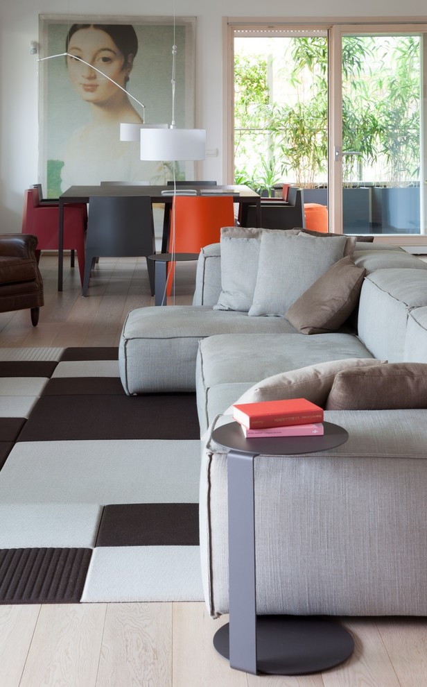 Ispirazione per un soggiorno minimalista con pareti bianche, pavimento in legno verniciato e pavimento beige