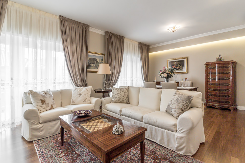 Immagine di un grande soggiorno chic chiuso con sala formale, pareti beige e pavimento in legno massello medio