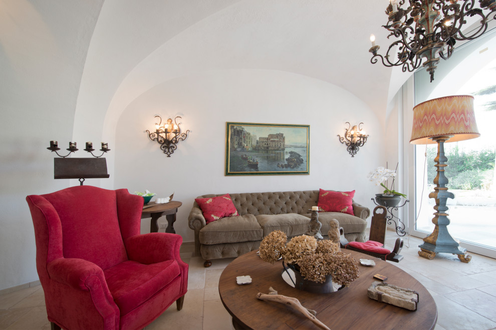Immagine di un ampio soggiorno mediterraneo con pareti bianche e soffitto a volta