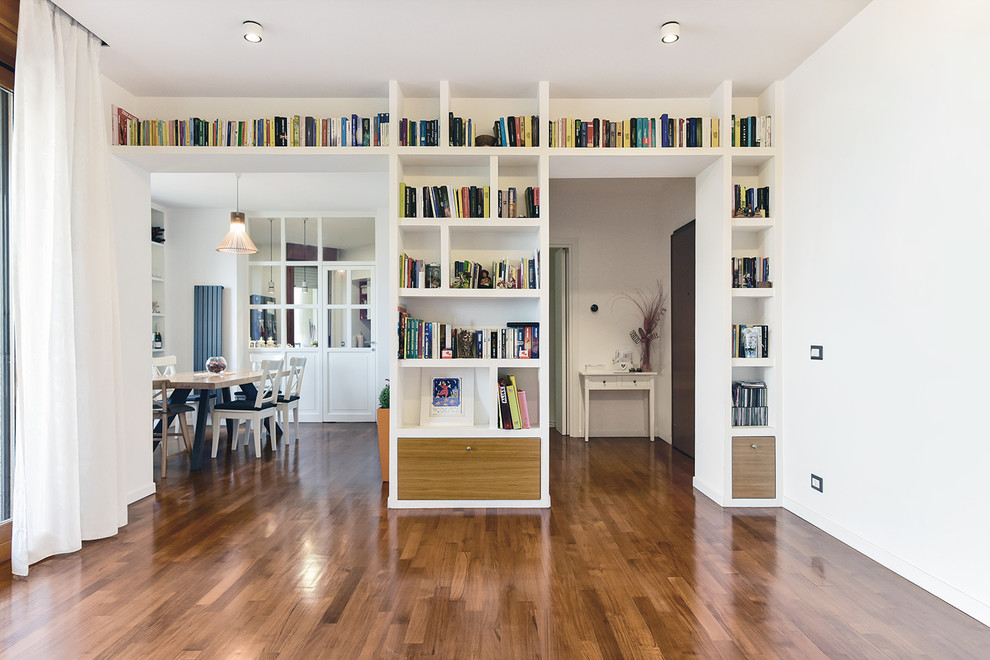 Пример оригинального дизайна: огромная открытая гостиная комната в стиле модернизм с с книжными шкафами и полками, белыми стенами и темным паркетным полом