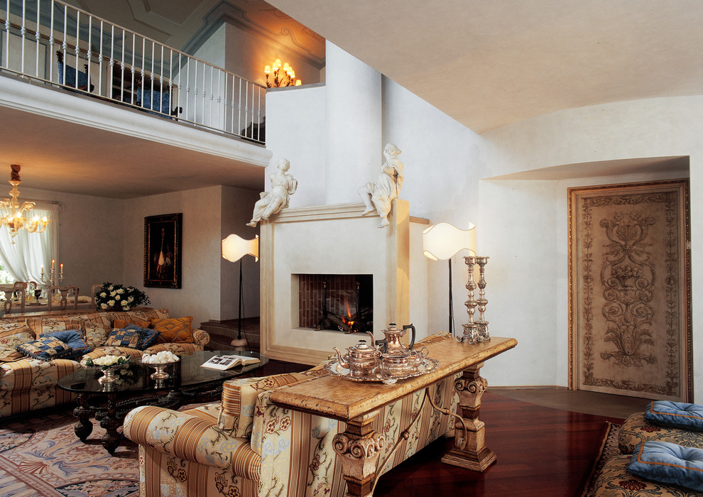 Idee per un ampio soggiorno classico stile loft con sala formale, pareti bianche, parquet scuro, stufa a legna e cornice del camino in intonaco