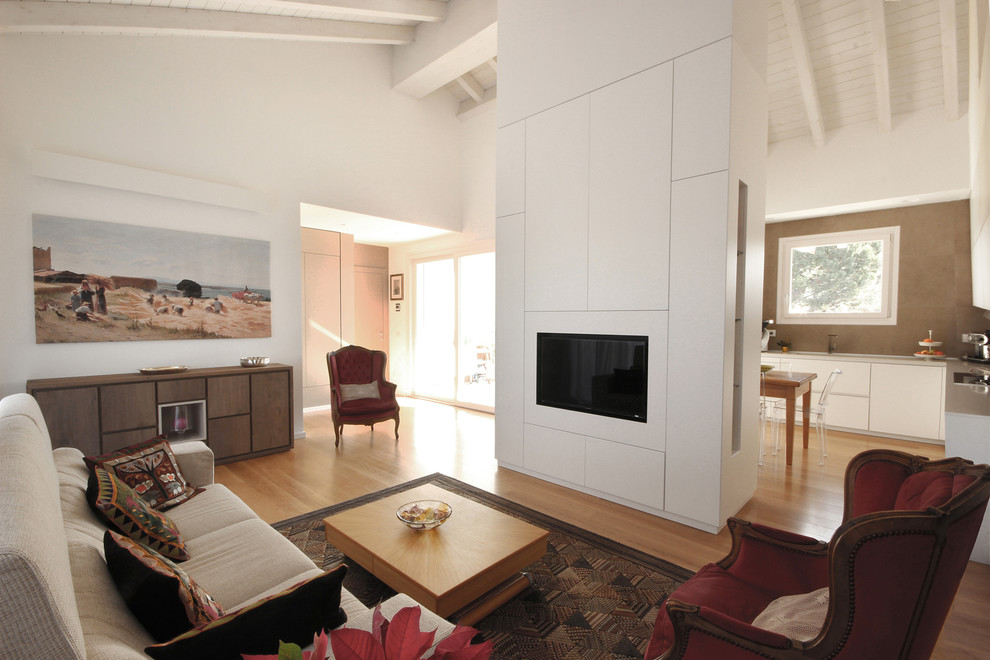 Esempio di un soggiorno contemporaneo di medie dimensioni e aperto con sala formale, pareti bianche, pavimento in legno massello medio, parete attrezzata e pavimento marrone