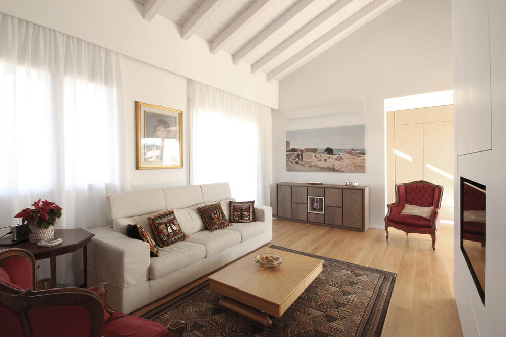Mittelgroßes, Repräsentatives, Offenes Modernes Wohnzimmer mit weißer Wandfarbe, braunem Holzboden, Multimediawand und braunem Boden in Mailand
