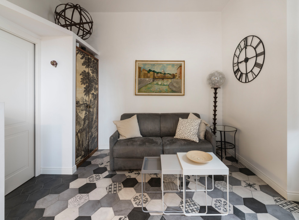 Idee per un soggiorno bohémian di medie dimensioni e chiuso con pareti bianche, pavimento in gres porcellanato, TV a parete e pavimento nero