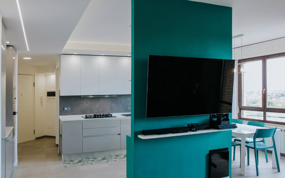 Immagine di un soggiorno contemporaneo di medie dimensioni e aperto con sala formale, pareti multicolore, pavimento in gres porcellanato, TV a parete e pavimento grigio