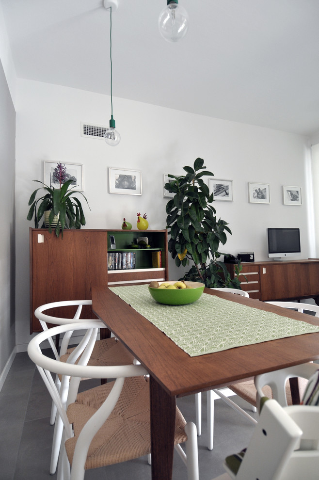 Imagen de salón abierto nórdico pequeño con paredes blancas, suelo de baldosas de cerámica y suelo gris