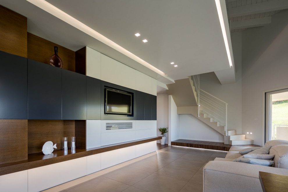 Идея дизайна: огромная двухуровневая гостиная комната в современном стиле с белыми стенами, серым полом и балками на потолке