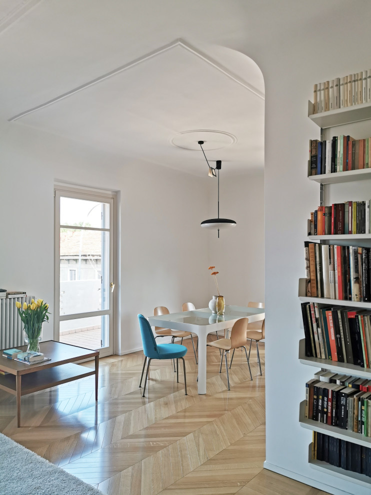 Idées déco pour un salon moderne avec un mur blanc, parquet clair et un sol beige.