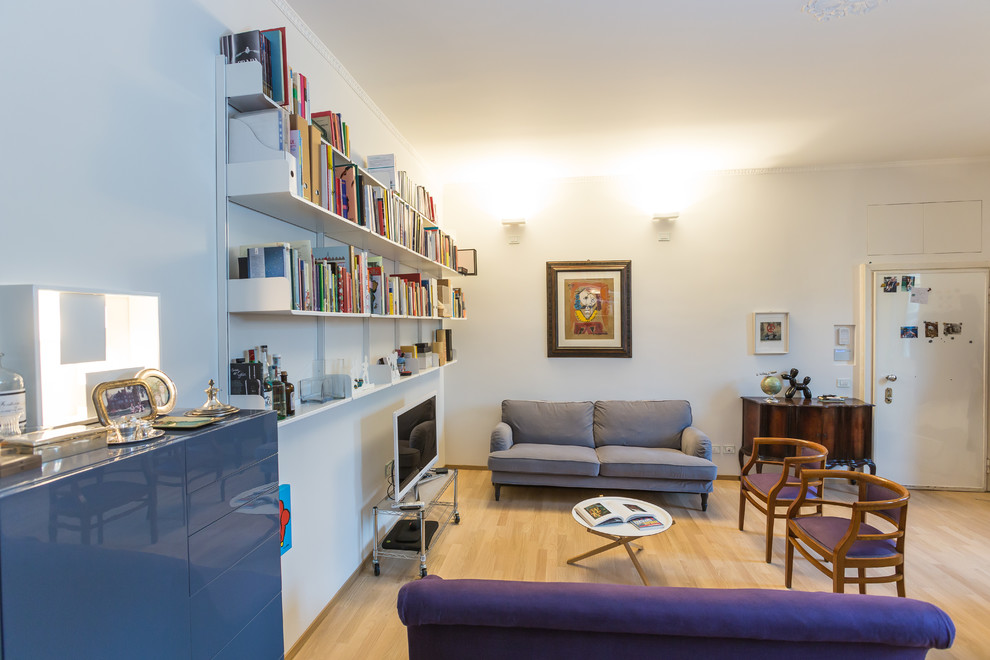 Свежая идея для дизайна: открытая гостиная комната среднего размера в современном стиле с с книжными шкафами и полками, серыми стенами, светлым паркетным полом и коричневым полом - отличное фото интерьера