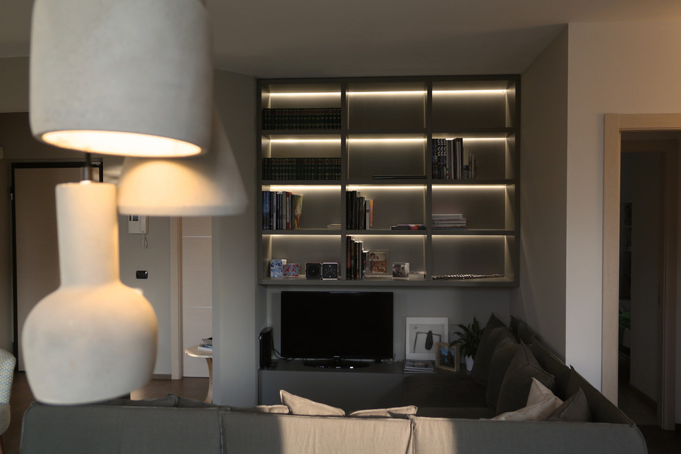 Idee per un soggiorno design di medie dimensioni e aperto con libreria, pavimento in gres porcellanato, parete attrezzata e pavimento marrone