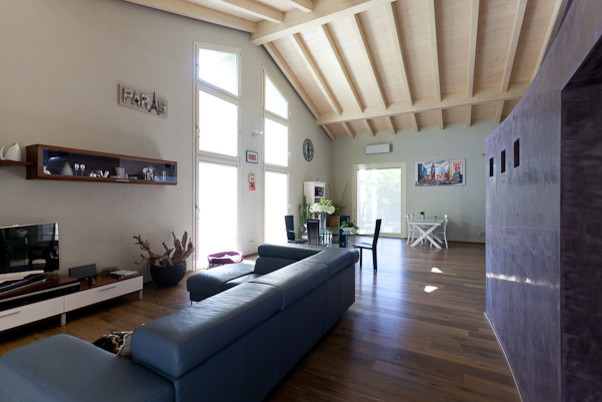 Ispirazione per un soggiorno design con pareti verdi e pavimento in legno massello medio