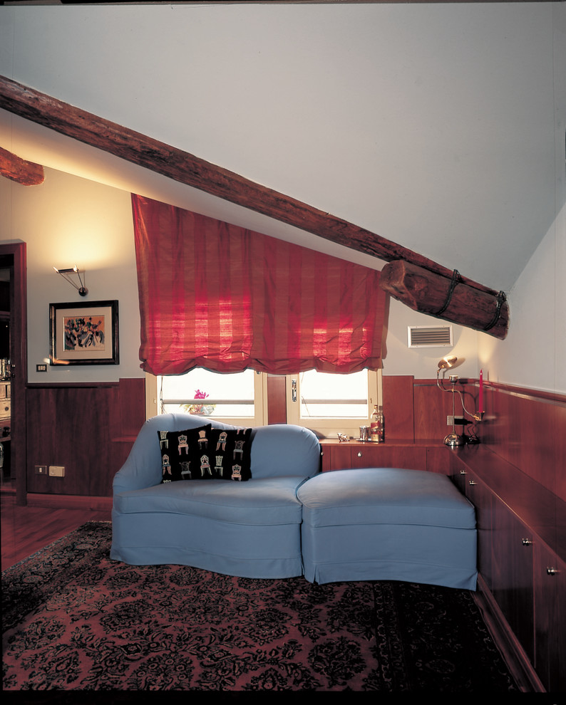 Diseño de salón abierto minimalista de tamaño medio con suelo de madera oscura, marco de chimenea de metal, televisor colgado en la pared y suelo marrón