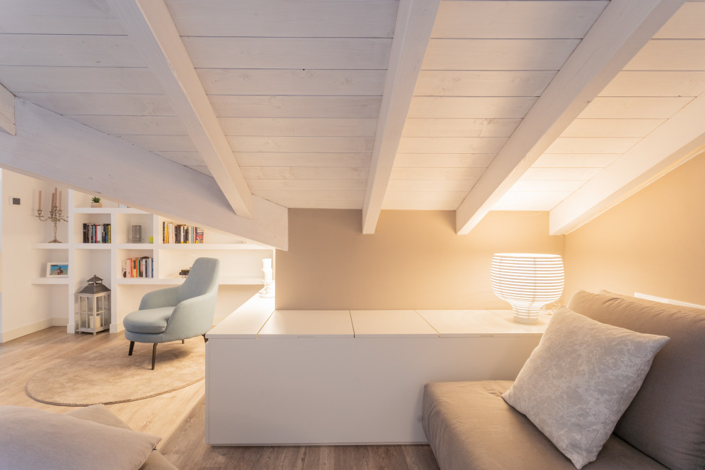 Источник вдохновения для домашнего уюта: открытая гостиная комната среднего размера в современном стиле с с книжными шкафами и полками, бежевыми стенами, полом из ламината, телевизором на стене, коричневым полом и деревянным потолком