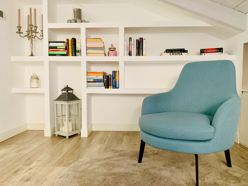 Esempio di un soggiorno stile shabby di medie dimensioni e aperto con libreria, pavimento in laminato, TV a parete, pavimento grigio e soffitto in legno