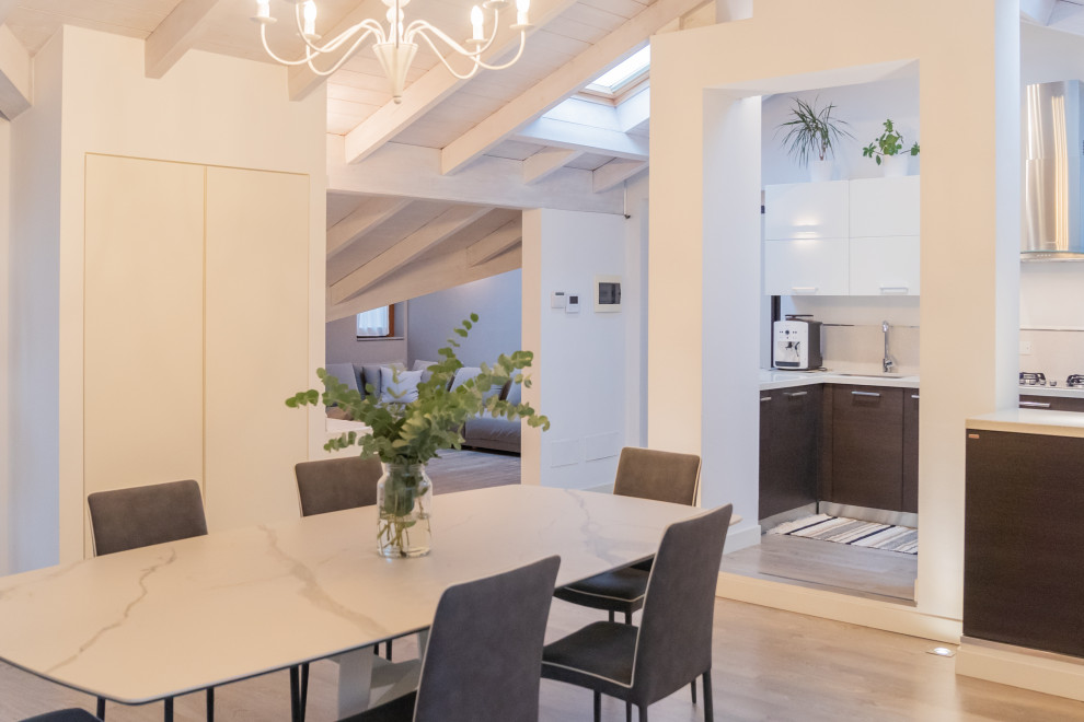 Esempio di una sala da pranzo design di medie dimensioni con pareti beige, pavimento in laminato, pavimento marrone e soffitto in legno