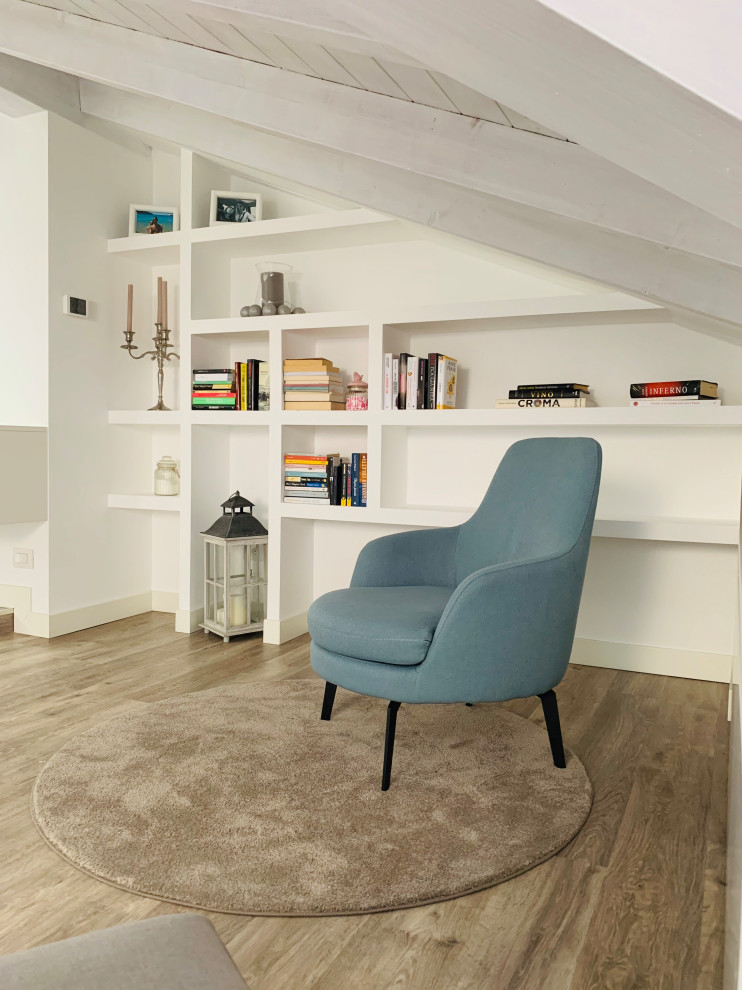 Immagine di un soggiorno stile shabby di medie dimensioni e aperto con libreria, pavimento in laminato, TV a parete, pavimento grigio e soffitto in legno