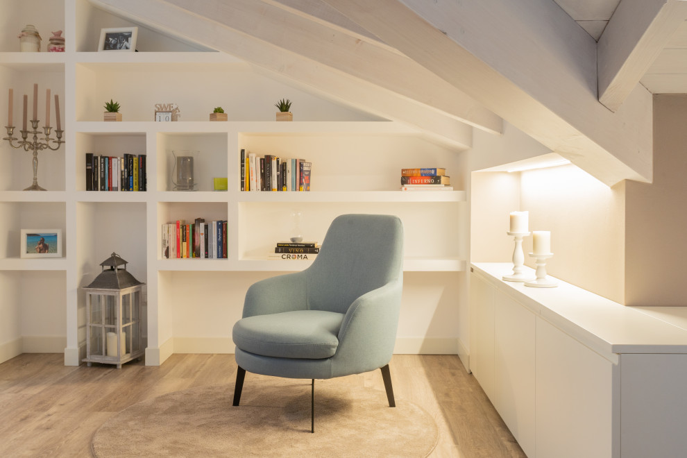 Idee per un soggiorno design di medie dimensioni e aperto con libreria, pareti beige, pavimento in laminato, TV a parete, pavimento marrone e soffitto in legno