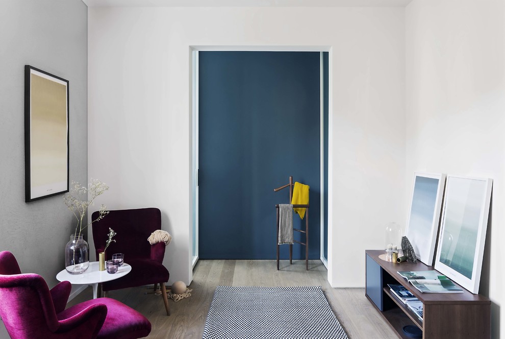 Пример оригинального дизайна: изолированная гостиная комната среднего размера в скандинавском стиле с разноцветными стенами и светлым паркетным полом