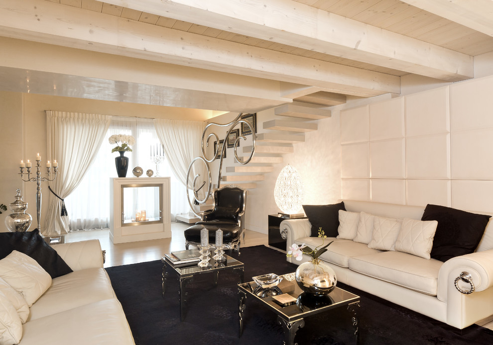 Exemple d'un salon chic de taille moyenne et ouvert avec une salle de réception, un mur blanc et un sol beige.