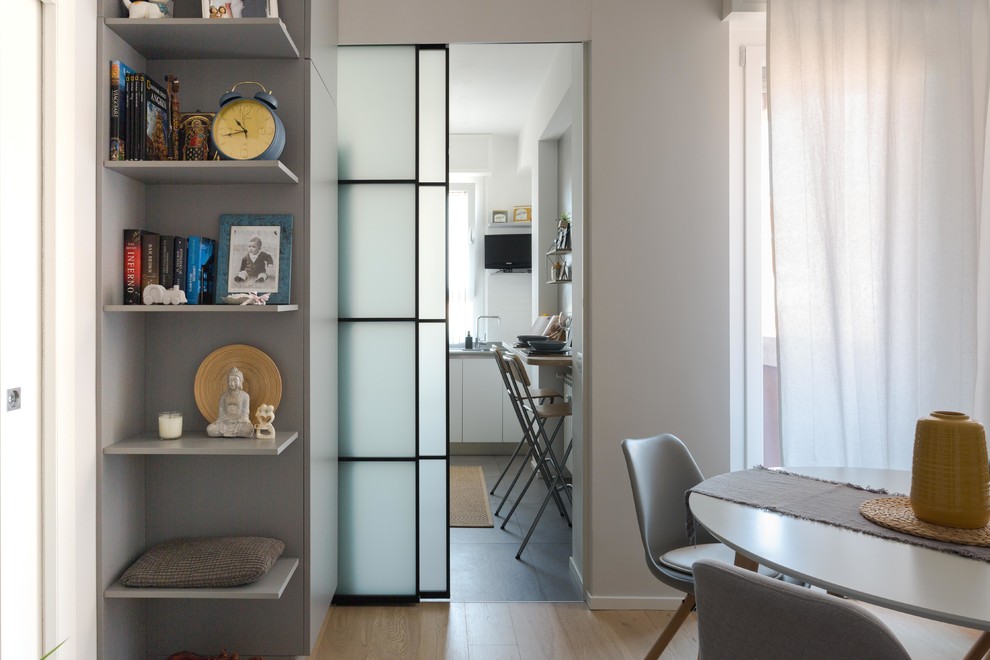 Esempio di un soggiorno design di medie dimensioni e aperto con pareti grigie e parquet chiaro