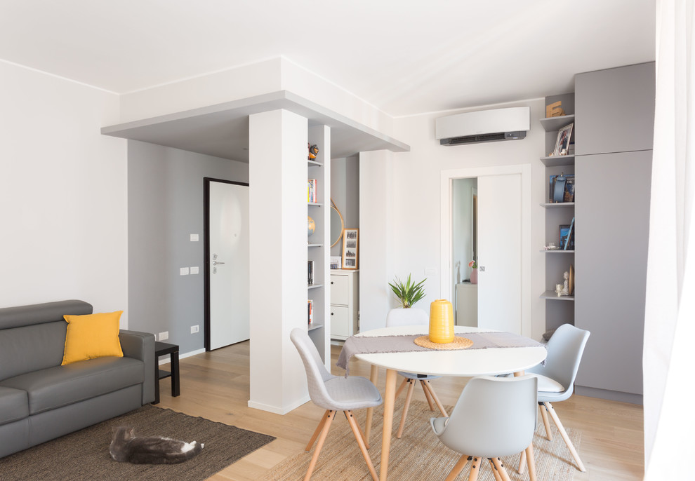 Идея дизайна: открытая гостиная комната среднего размера в современном стиле с с книжными шкафами и полками, серыми стенами и светлым паркетным полом