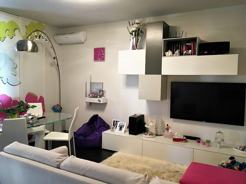 Immagine di un grande soggiorno minimalista chiuso con pareti bianche, pavimento in gres porcellanato, TV a parete e pavimento nero