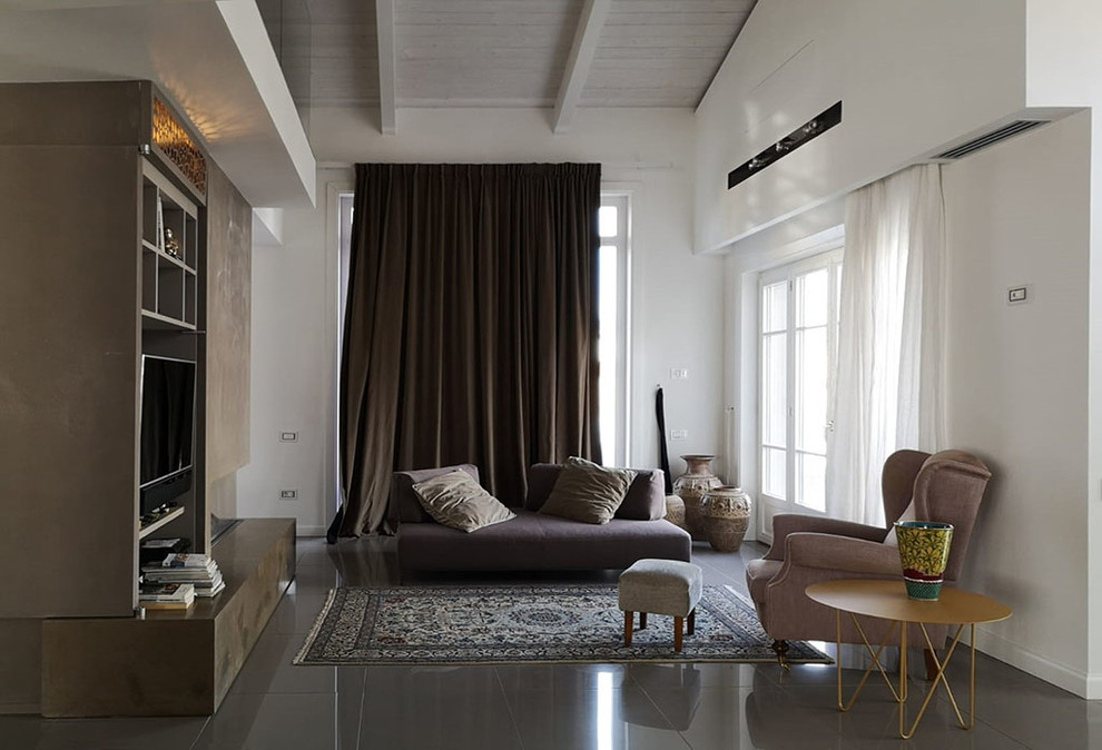 Идея дизайна: большая гостиная комната в современном стиле с серыми стенами, полом из керамогранита, угловым камином, фасадом камина из штукатурки, скрытым телевизором и серым полом