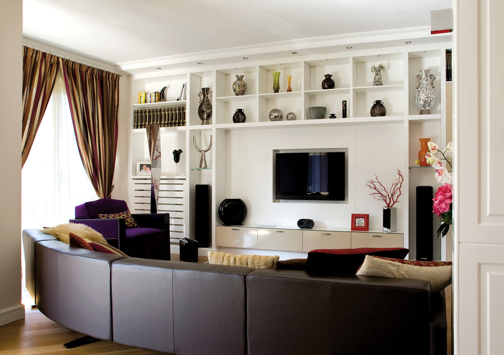 Imagen de sala de estar actual con paredes blancas y televisor colgado en la pared