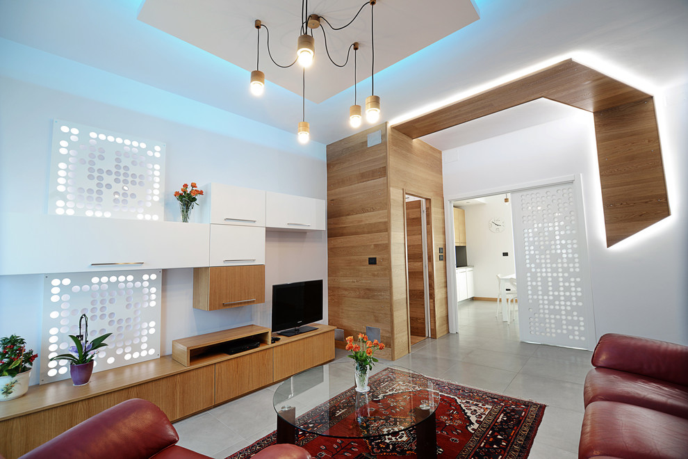 Idee per un soggiorno minimal di medie dimensioni e chiuso con pareti bianche, pavimento con piastrelle in ceramica, nessun camino, parete attrezzata e pavimento grigio