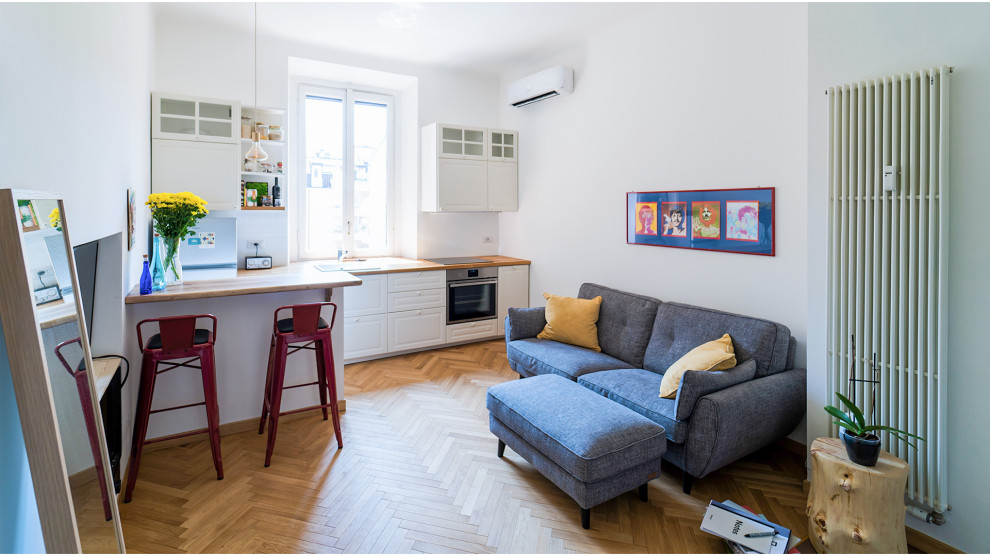 Mittelgroßes, Offenes Modernes Wohnzimmer ohne Kamin mit Hausbar, weißer Wandfarbe, braunem Holzboden, TV-Wand und beigem Boden in Mailand