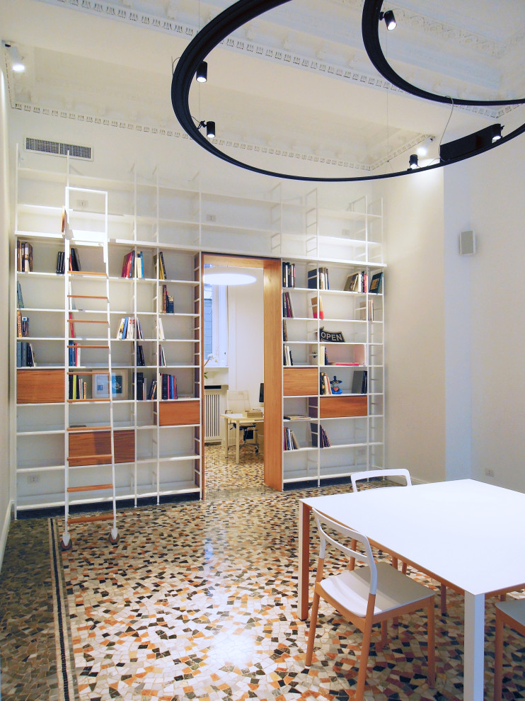 Ispirazione per un grande soggiorno contemporaneo con libreria, pareti bianche, pavimento in marmo e pavimento multicolore