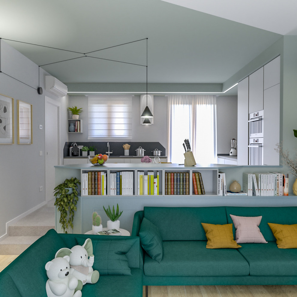 Esempio di un soggiorno nordico di medie dimensioni e aperto con libreria, pareti multicolore, parquet chiaro e TV a parete